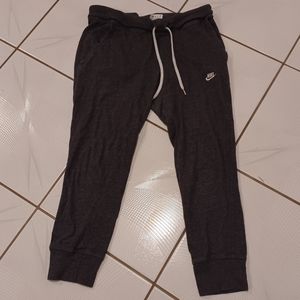 4/$60 Gray Capri Joggers - Size Small